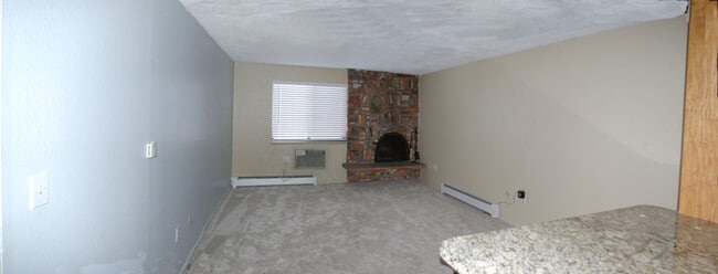 Family Room - 1008 N Corona St