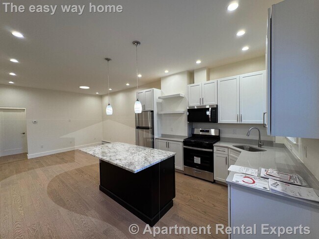 Building Photo - 13 Bristol St