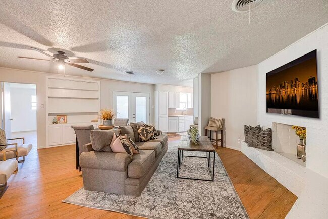 Building Photo - 2406 Rountree Dr