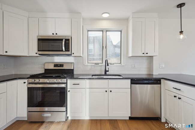 Building Photo - 21 Soundview Ave