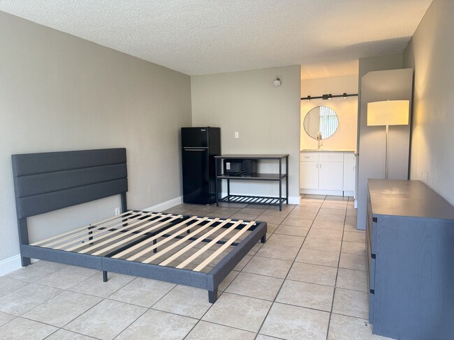 Building Photo - 1 Bedroom/1 Bathroom 2nd Floor condo at Sa...