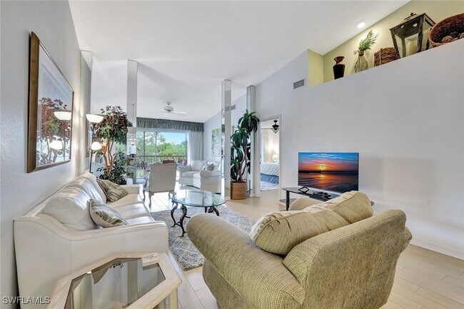 Foto del edificio - 2420 Hidden Lake Dr