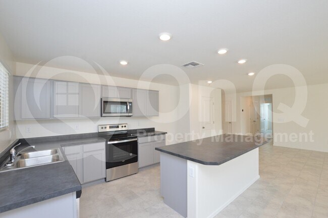 Foto del edificio - 1523 E Desert Breeze Dr