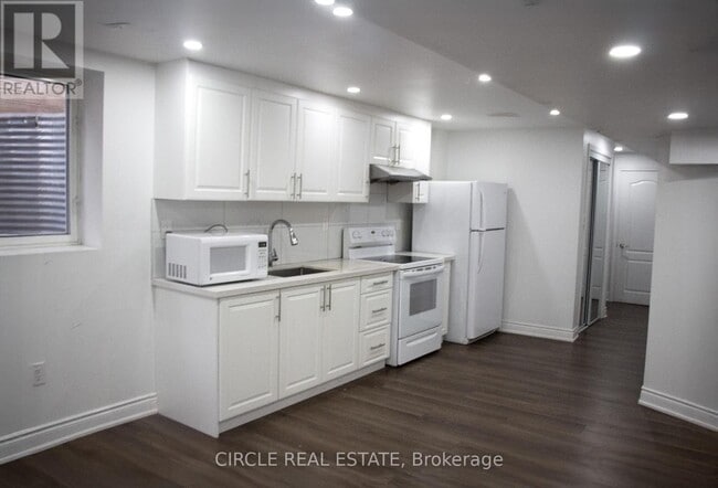 Building Photo - 1204 McMullen Crescent