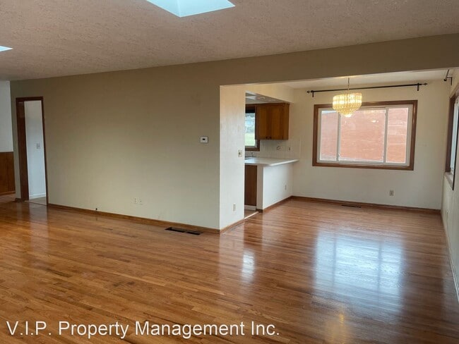 Building Photo - 4 br, 3 bath House - 3606 NE 131st Pl