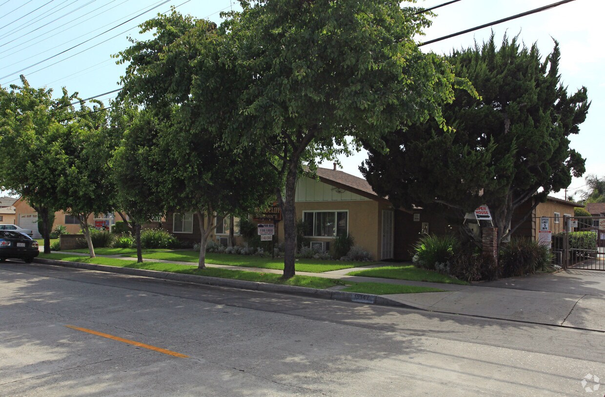 Building Photo - Woodcliff Apartments