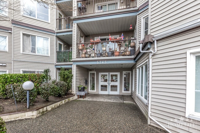 Building Photo - Spacious 2 Bedroom Home at College Court in Central Langley