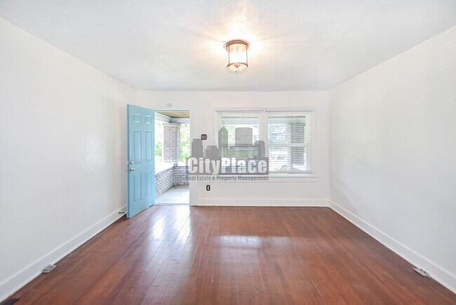 Building Photo - 810 N Gladstone Ave