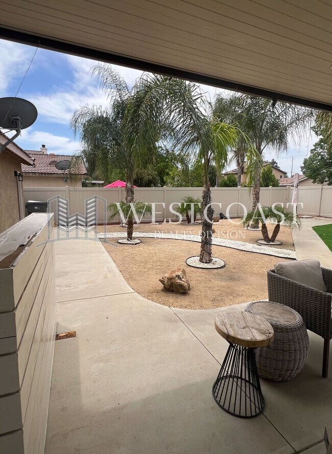 Building Photo - Charming 3-Bedroom Home with Spacious Back...