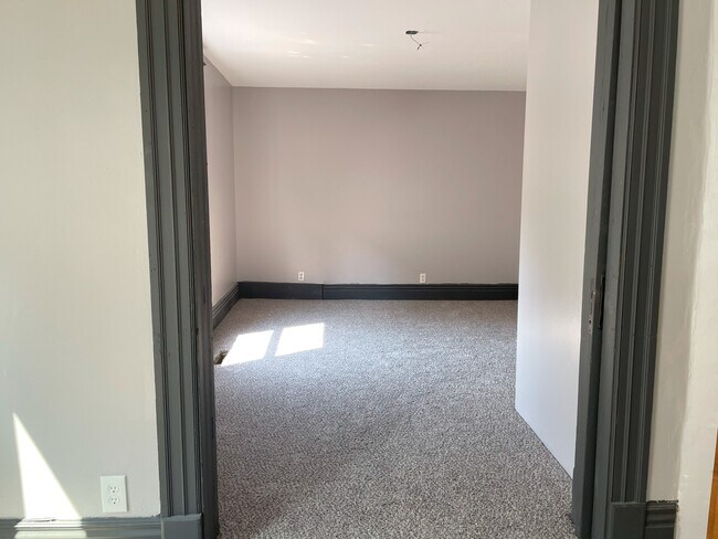 Foto del edificio - 407 E Center St