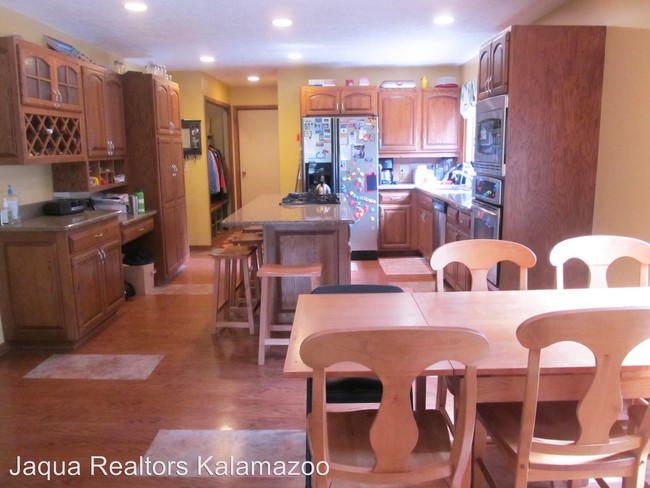 Building Photo - 4 br, 2.5 bath House - 370 Sunnywood Drive