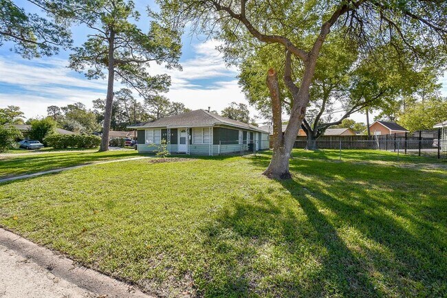 Building Photo - 10714 Fleming Dr
