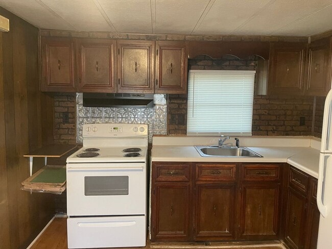 Building Photo - Two bedroom mobile home in peaceful countr...