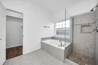 Building Photo - 15919 Lake Lodge Dr