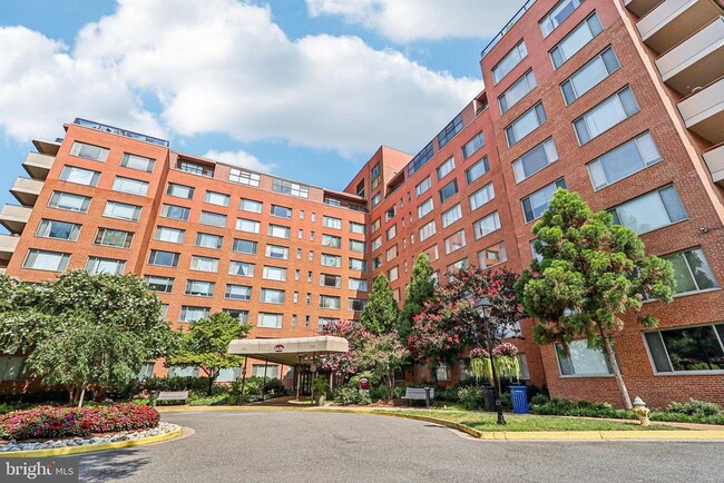 Building Photo - 1111 Arlington Blvd