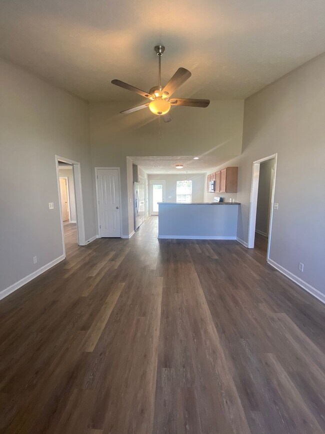 Foto del edificio - Charming, Renovated Open Floor Plan Home | 3 BR, 2 BA, 1 Car Garage