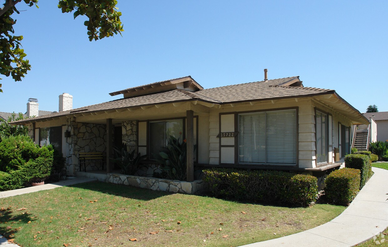 Foto principal - 15722 Graham St