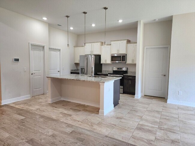 Foto del edificio - Welcome to this stunning 4-bedroom, 3-bath...