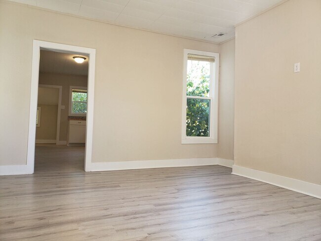Building Photo - Spacious 2-Bedroom, 1-Bathroom Home AVAILABLE NOW!!