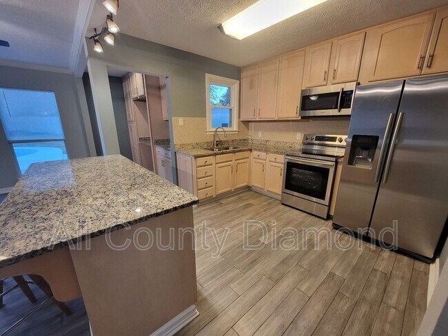 Foto del edificio - 215 Harris Ave