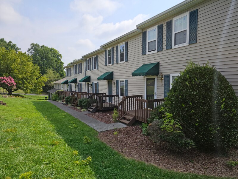 Primary Photo - 611 Spring Hill Rd