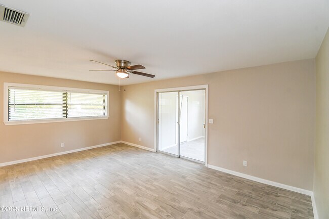 Foto del edificio - 5011 Bedford Forest Dr