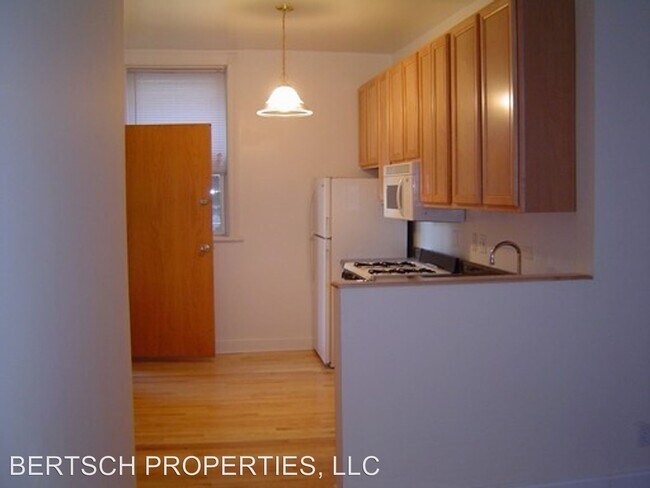 Building Photo - 4751 N Clark St