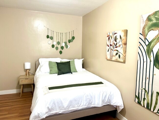 Linens included for an additional cost - 10521 San Gabriel Ave