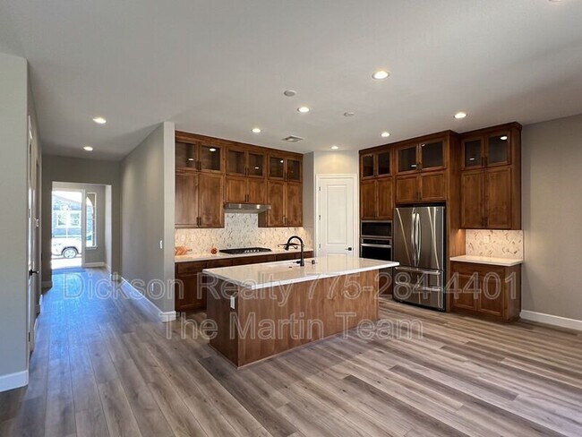 Building Photo - 215 Commodore Dr