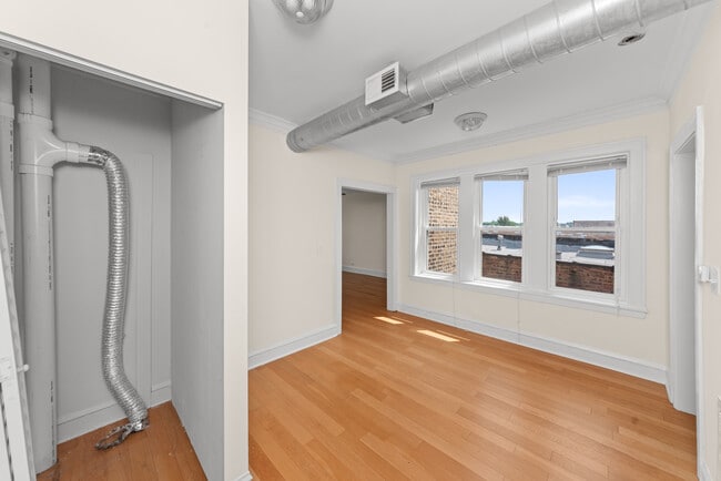 Foto del edificio - 2349 N Drake Ave