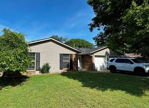 Building Photo - 4720 NE Macarthur Cir