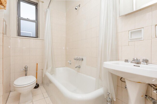 Foto del edificio - 194 Malcolm X Blvd