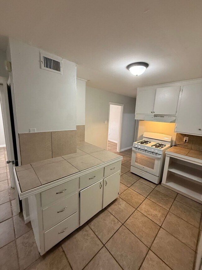 Building Photo - 2748 Woodside Dr
