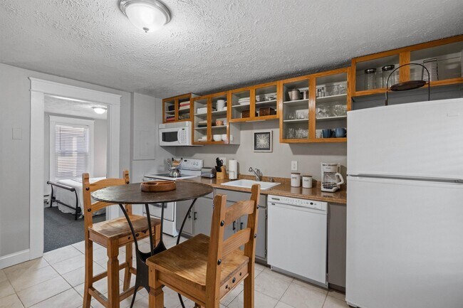 Building Photo - 65 S Elm St