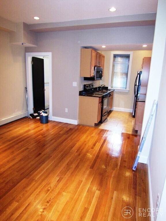 Building Photo - 61 Park Dr