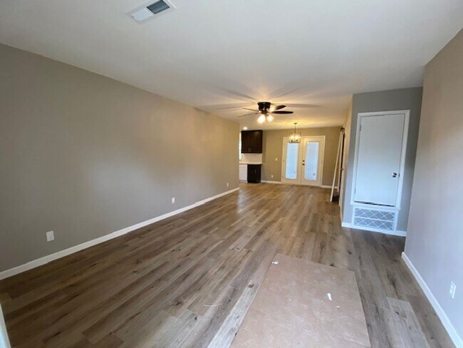 Building Photo - Newly Renovated  3 bedroom 2 full bath hom...
