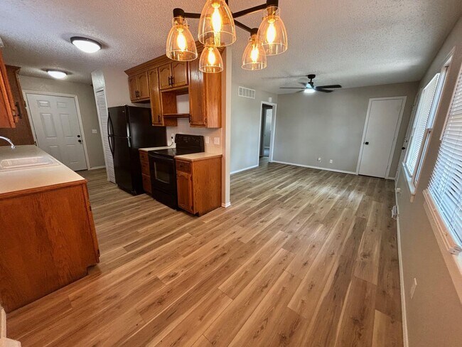 Foto del edificio - Coming Soon! Beautiful 3 Bedroom 1 Bath home with a 4+ Car Garage!