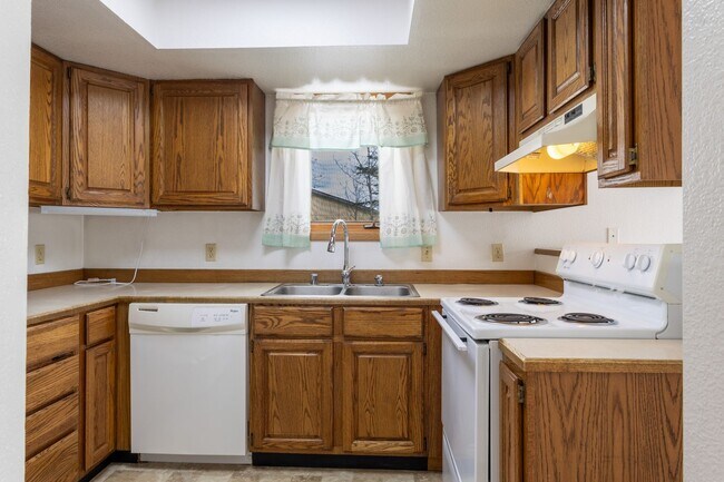 Foto del edificio - Right on the river! 2 Bedroom, 1.5 Bath, W/Garage, Duplex!