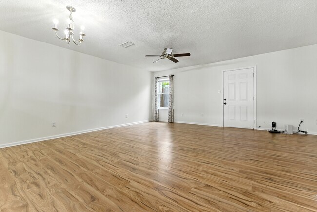 Building Photo - 1323 Longlac Rd