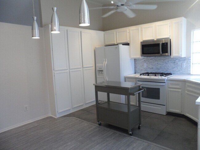 Foto del edificio - Spacious 2 Bed/2 Bath Home In Cathedral City!