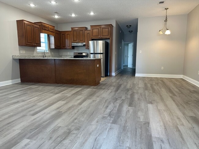 Building Photo - 402 Club Villa Court