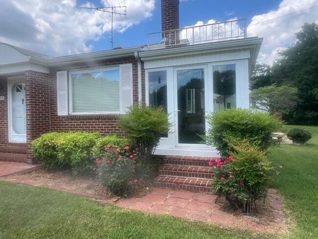 Building Photo - Two bedroom, 1 bath house in Graham