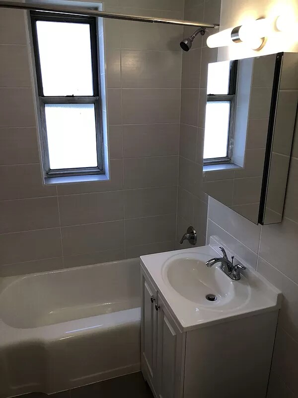 Building Photo - 2630 Kingsbridge Terrace