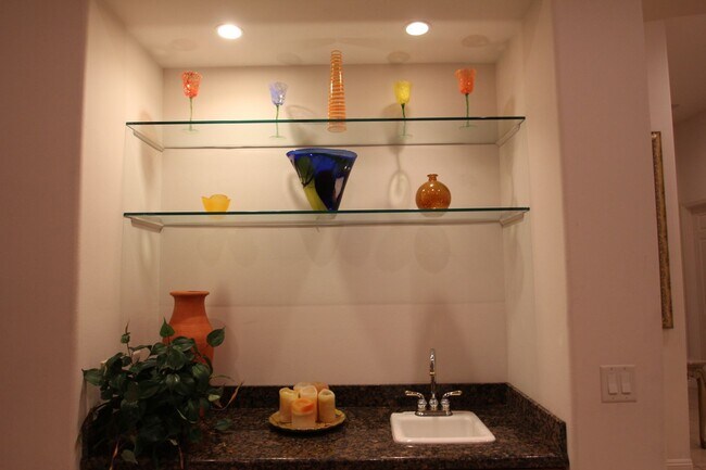 Foto del edificio - Elegant Fully Furnished Single Story Home
