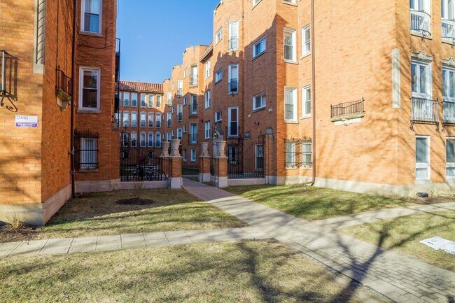 Building Photo - 1640 W Greenleaf Ave