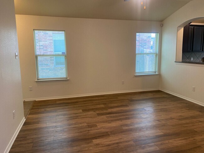 Foto del edificio - 6011 Ambrose Cir