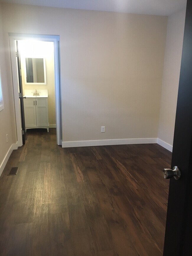 Master Bedroom - 613 Broadway Ave