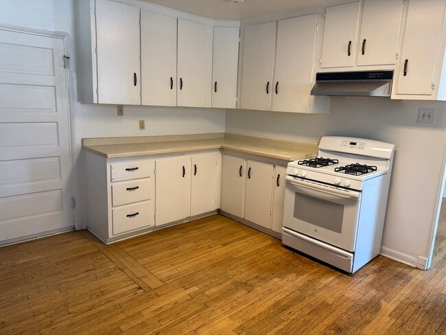 Foto del edificio - 3 Br, 2 Bath, comes with kitchen appliance...