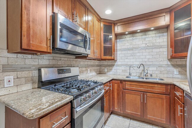 Foto del edificio - 825 Cedar Ave