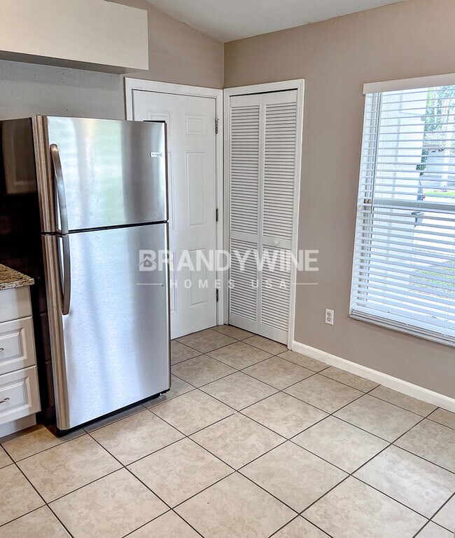 Building Photo - ONE MONTH FREE RENT!!